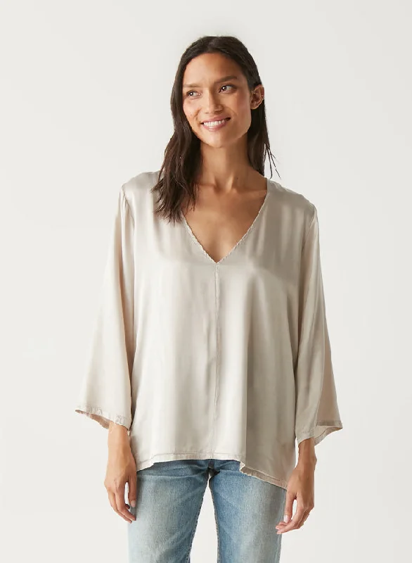 Colbie 3/4 Sleeve V-Neck Blouse